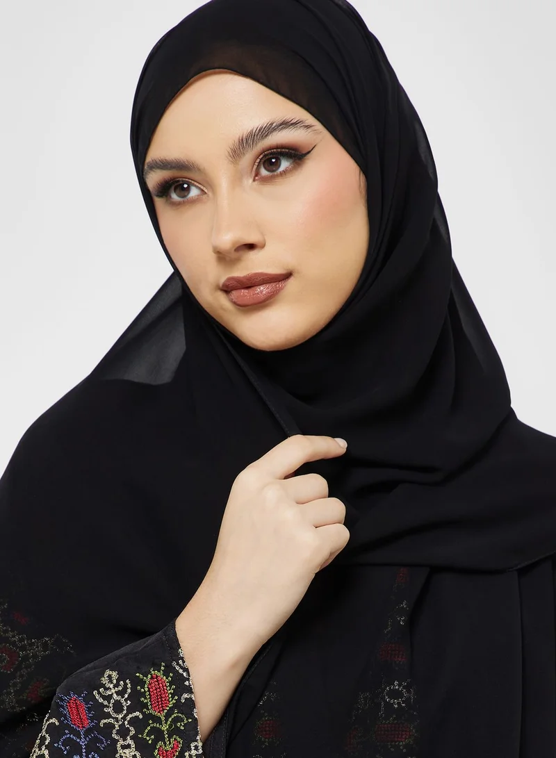 هيا كلوزيت عباية مطرزة بأكمام كاب
