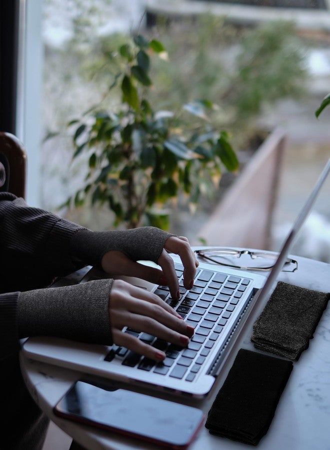 بيميمو قفازات بيميمو الطويلة بدون أصابع بنمط بانك قوطي، 4 أزواج، قفازات محبوكة لتدفئة الذراعين، بطول الكوع مع فتحة للإبهام (لون أسود، رمادي) - Image 4