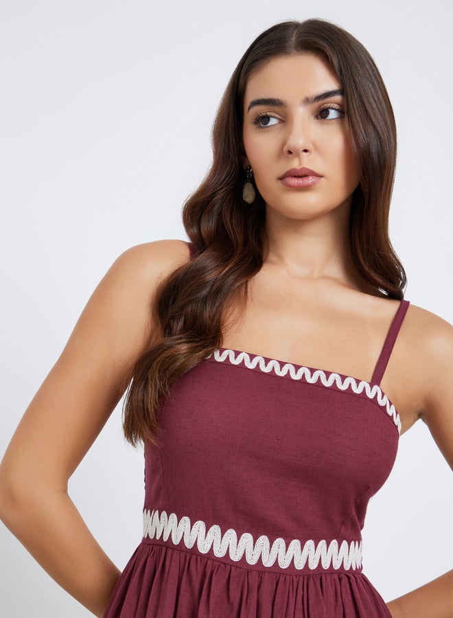 ستايلي فستان ماكسي بحمالات مطرز باللون الأحمر - Image 3