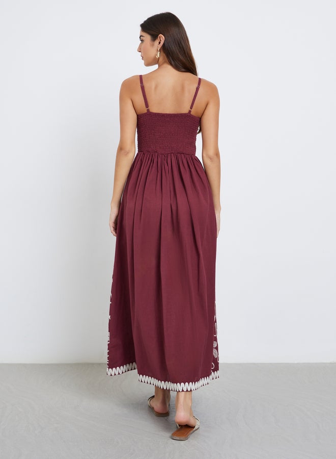 ستايلي فستان ماكسي بحمالات مطرز باللون الأحمر - Image 4