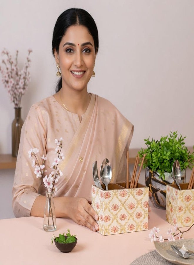amimashop حامل أدوات مائدة خشبي من أميماشوب® بقسمين | حامل أدوات مائدة لطاولة الطعام | منظم حامل أدوات المائدة، حامل أدوات المائدة للمطبخ (10×16×12 سم) (أبيض - زهرة) - Image 5