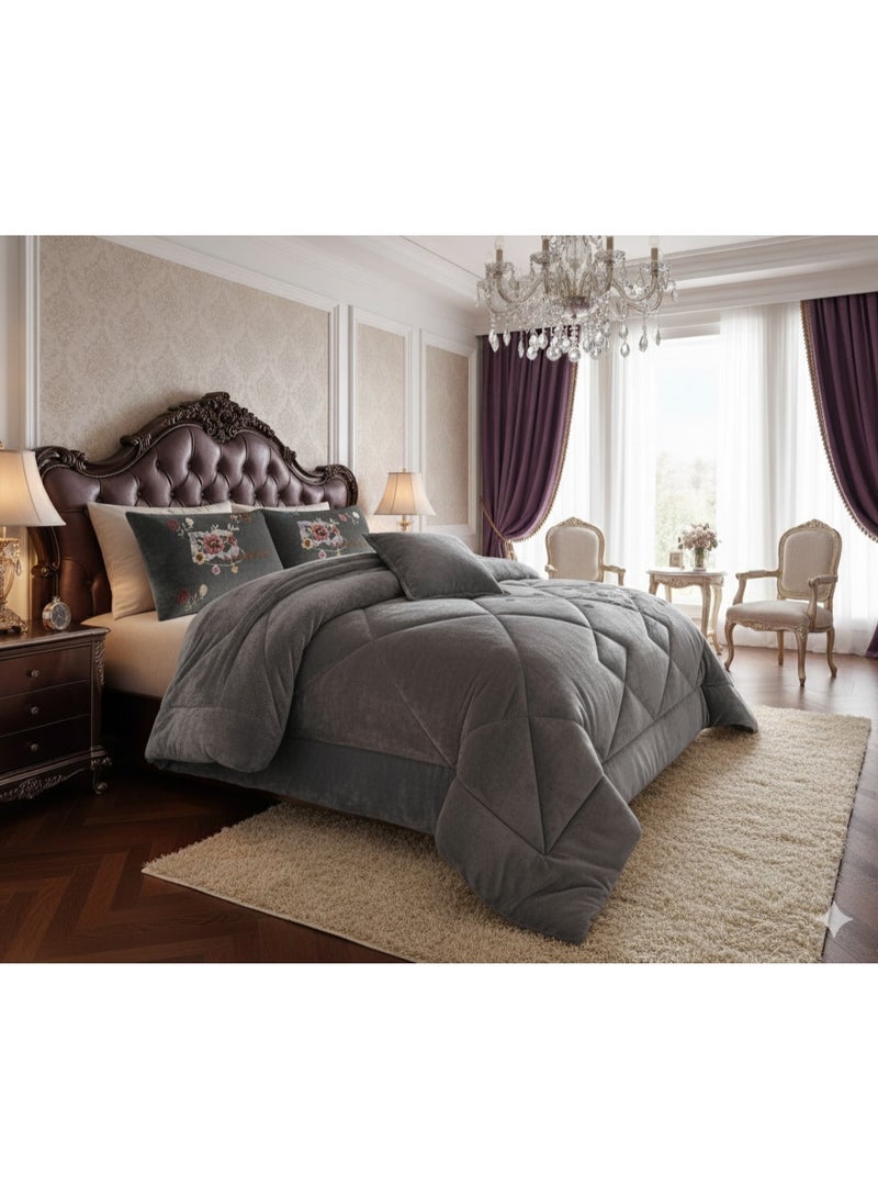 مون مفرش سرير شتوي فاخر نفرين وجهين – لحاف مخمل مطرز من جهة ووجه فرو دافئ  – طقم مفارش 6 قطع ( 1 لحاف + 1 شرشف مطاطي + 2 أغطية وسائد + 2 أغطية مخدات زخرفية ) – يناسب سرير مقاس 200×200 سم - Image 2