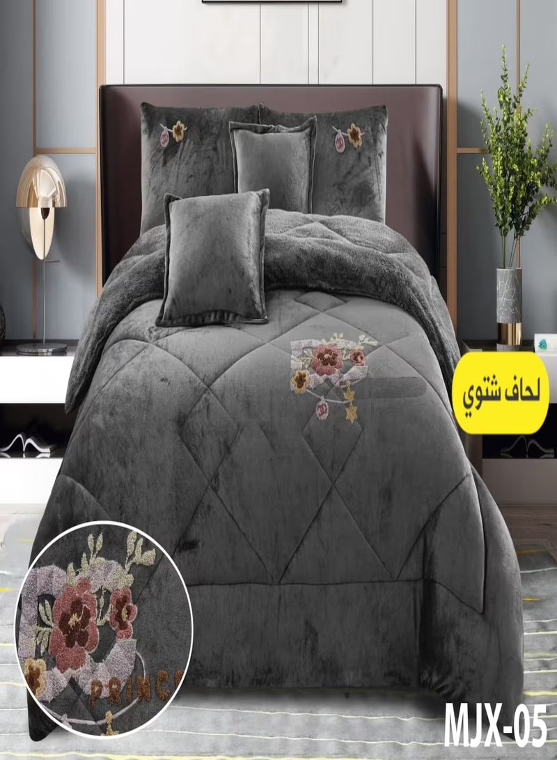 مون مفرش سرير شتوي فاخر نفرين وجهين – لحاف مخمل مطرز من جهة ووجه فرو دافئ  – طقم مفارش 6 قطع ( 1 لحاف + 1 شرشف مطاطي + 2 أغطية وسائد + 2 أغطية مخدات زخرفية ) – يناسب سرير مقاس 200×200 سم - Image 1