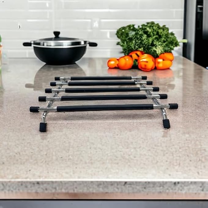 ريحني حامل ثلاثي القوائم للمطبخ مقاوم للحرارة ومضاد للانزلاق وواقي سطح العمل من الفولاذ المقاوم للصدأ للمقالي الساخنة، عبوة من قطعتين باللون الأسود - Image 4