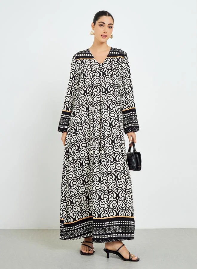 أميرة جلابية بحافة واسعة ومطبوعة