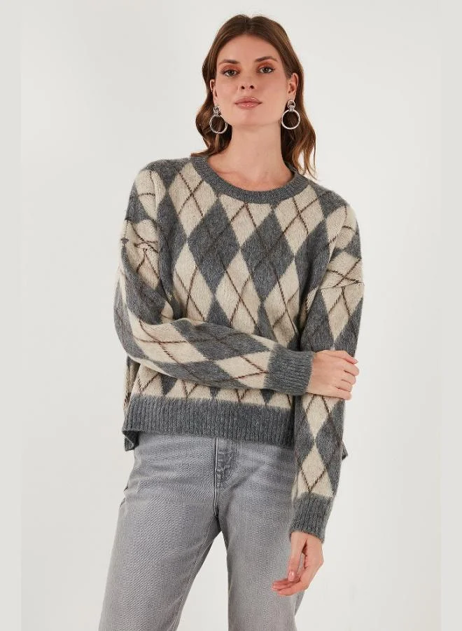 ليلا كنزة نسائية بياقة دائرية بقصة واسعة ونقش ماسي ونسيج ناعم