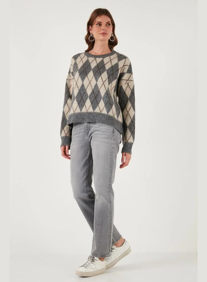 ليلا كنزة نسائية بياقة دائرية بقصة واسعة ونقش ماسي ونسيج ناعم