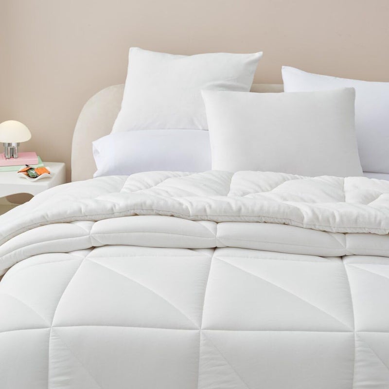 UGG Full/Queen Comforter Set â€“ 3 Piece Luxury Reversible Plush Queen Bed Set with Down Alternative Fill, Soft Comforter Bedding Set with 2 Pillow Shams for Home & Bedroom Decor, White Snow (Corey) - Image 5
