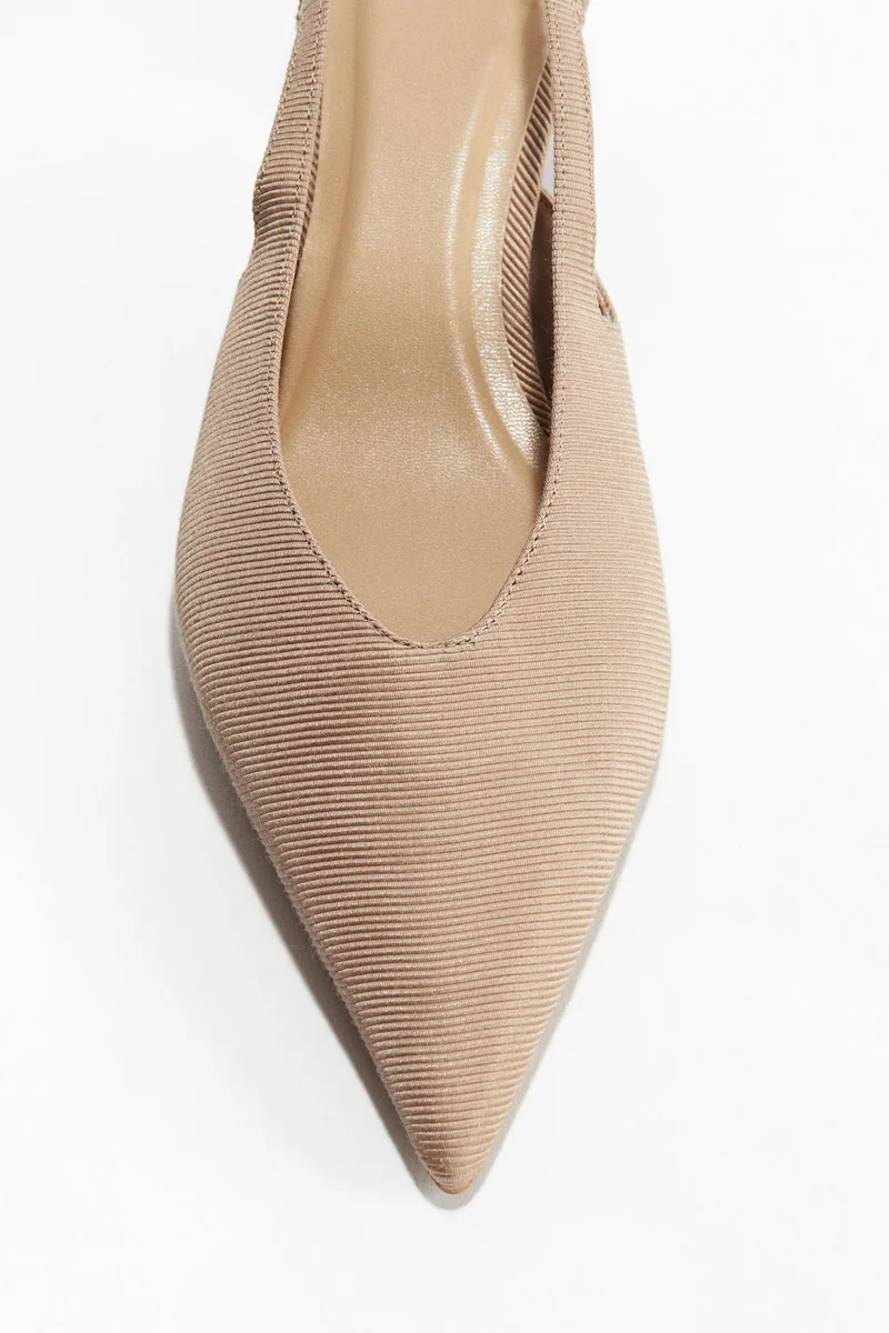 اتش اند ام حذاء مدبب من الأمام بشريط كاحل