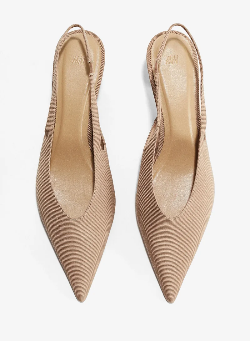 اتش اند ام حذاء مدبب من الأمام بشريط كاحل