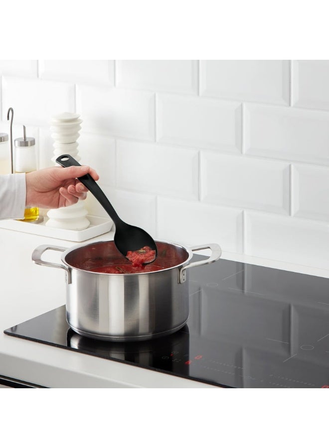 أيكيا مجموعة أدوات مطبخ من إيكيا، المكونة من 3 قطع باللون الأسود، هي الحل المثالي للطهي اليومي في المطبخ. هذه المجموعة تشمل ملقط طهي (29 سم)، ملعقة (28 سم)، ومغرفة (31 سم)، مما يجعلها مناسبة لتحضير جميع أنواع الأطعمة بسهولة. كل أداة مصممة لتسهيل عملية الطهي دون الإضرار بالأواني غير اللاصقة، مع مقابض مريحة توفر قبضة ثابتة أثناء الاستخدام. - Image 2