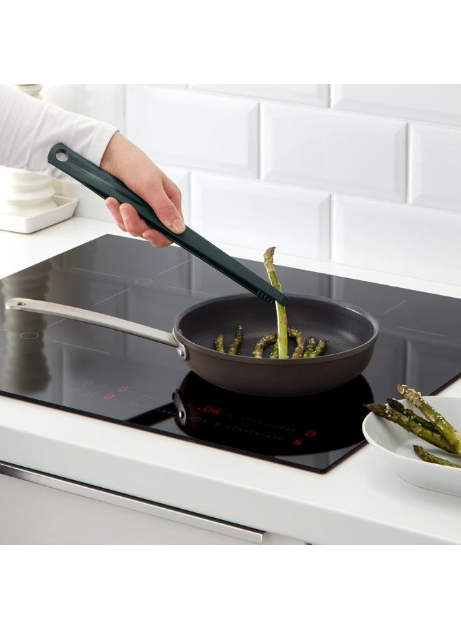 أيكيا مجموعة أدوات مطبخ من إيكيا، المكونة من 3 قطع باللون الأسود، هي الحل المثالي للطهي اليومي في المطبخ. هذه المجموعة تشمل ملقط طهي (29 سم)، ملعقة (28 سم)، ومغرفة (31 سم)، مما يجعلها مناسبة لتحضير جميع أنواع الأطعمة بسهولة. كل أداة مصممة لتسهيل عملية الطهي دون الإضرار بالأواني غير اللاصقة، مع مقابض مريحة توفر قبضة ثابتة أثناء الاستخدام. - Image 3