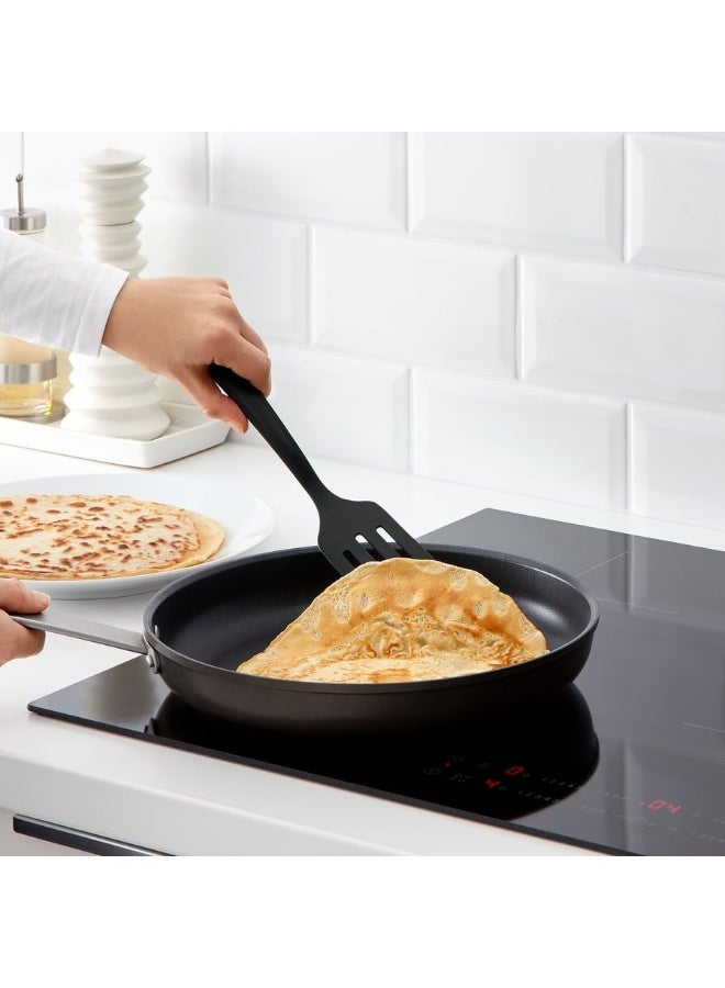 أيكيا مجموعة أدوات مطبخ من إيكيا، المكونة من 3 قطع باللون الأسود، هي الحل المثالي للطهي اليومي في المطبخ. هذه المجموعة تشمل ملقط طهي (29 سم)، ملعقة (28 سم)، ومغرفة (31 سم)، مما يجعلها مناسبة لتحضير جميع أنواع الأطعمة بسهولة. كل أداة مصممة لتسهيل عملية الطهي دون الإضرار بالأواني غير اللاصقة، مع مقابض مريحة توفر قبضة ثابتة أثناء الاستخدام. - Image 5