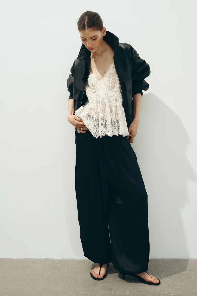 اتش اند ام بلوزة دانتيل بحمالات كتف