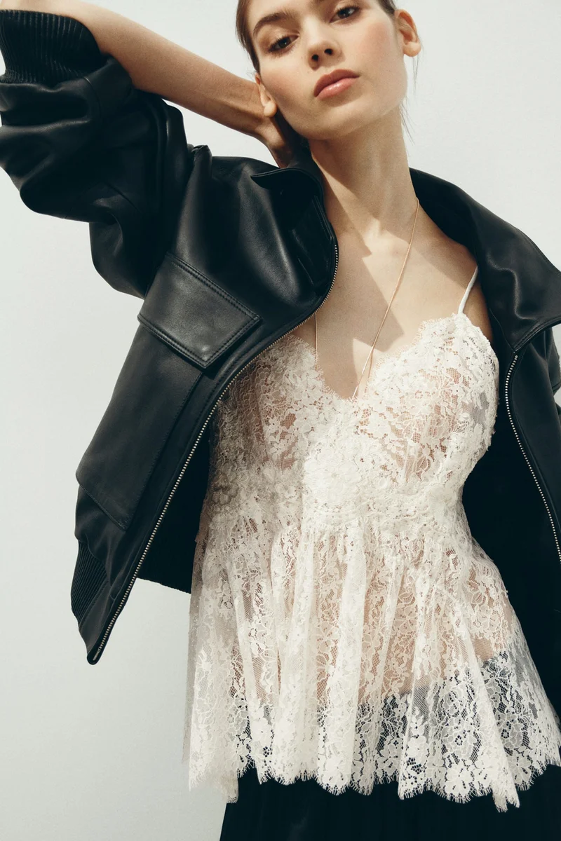 اتش اند ام بلوزة دانتيل بحمالات كتف