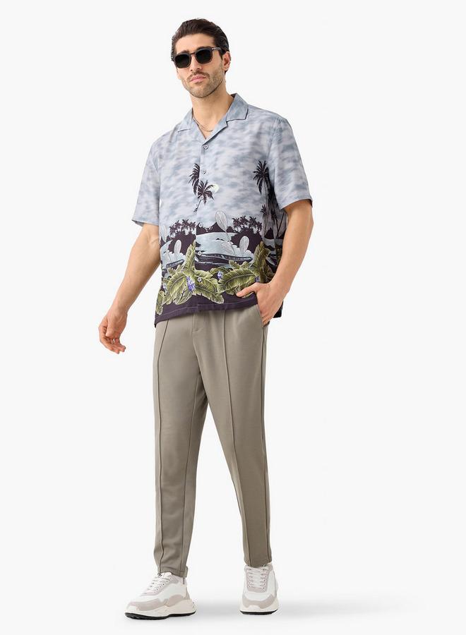 ايكونيك قميص مطبوع بتصميم أيقوني بقصة عادية وياقة كامب وأكمام قصيرة - Image 2