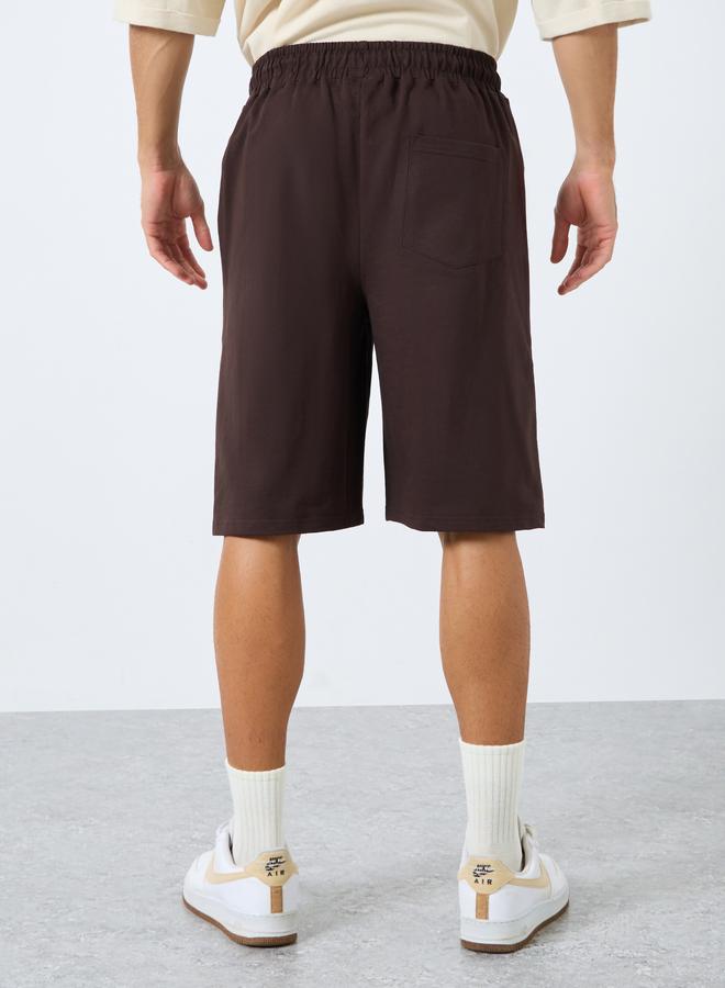 ستايلي شورت فضفاض بتفاصيل كتابة - Image 4