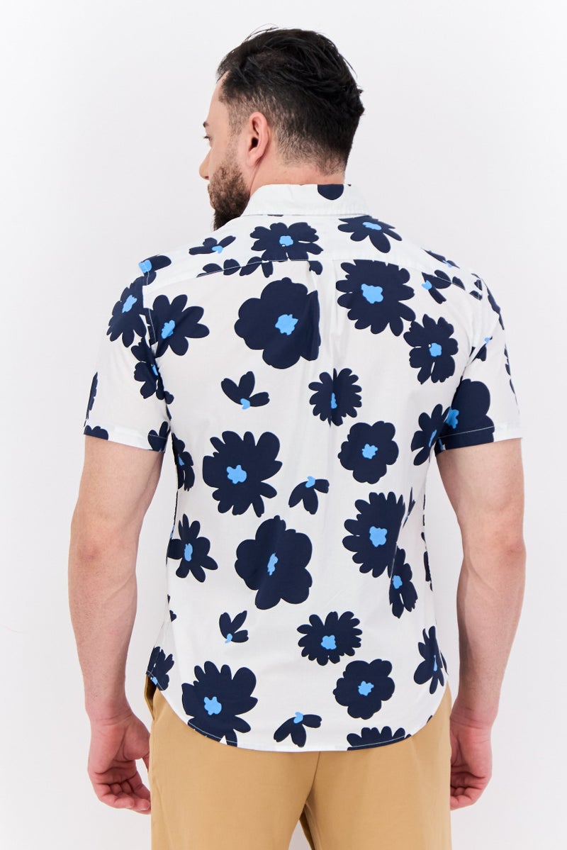 GAP قميص رجالي بقصة عادية بأكمام قصيرة وطباعة زهور، مجموعة بيضاء - Image 3