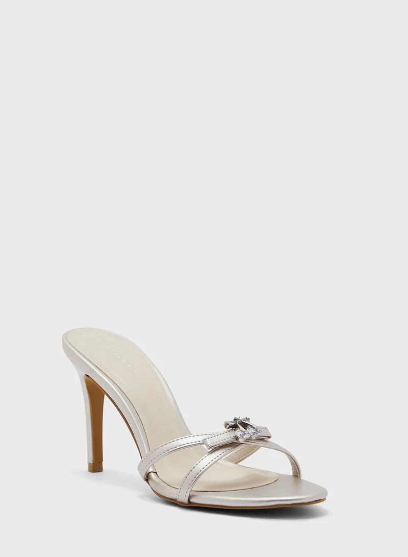 Vincci Cross Strap Sandals