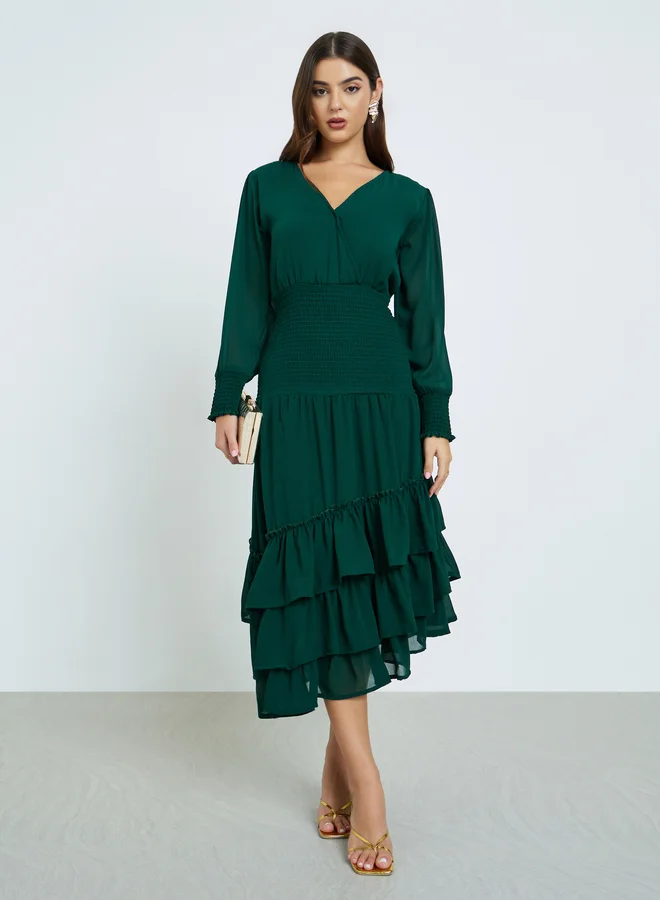 مكسيم كريشن فستان ماكسيم كرييشن بثلاث طبقات بلون أخضر زمردي مع تنورة غير متماثلة