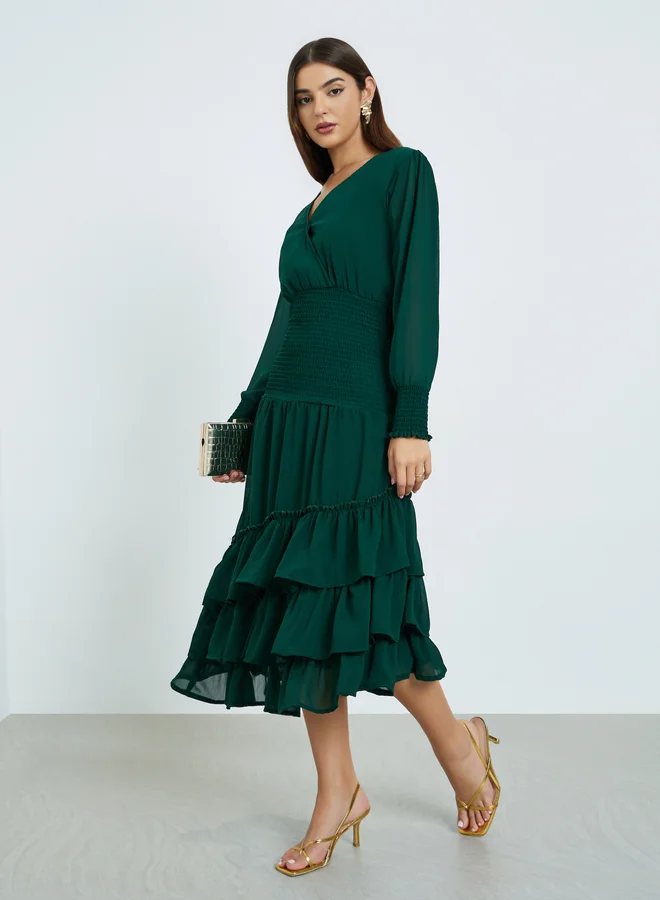 مكسيم كريشن فستان ماكسيم كرييشن بثلاث طبقات بلون أخضر زمردي مع تنورة غير متماثلة