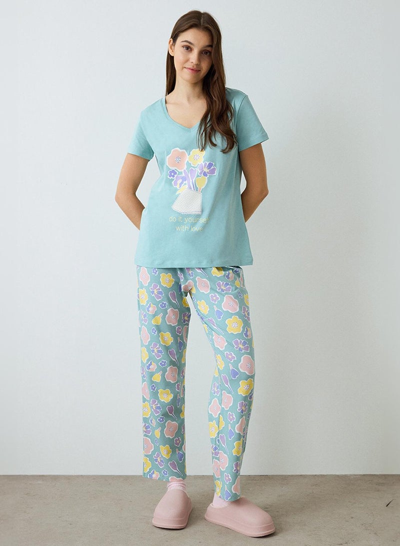 بنتي طقم بيجامة قطن أخضر نعناعي بنقشة زهور بياقة على شكل حرف  وأكمام قصيرة - Image 1