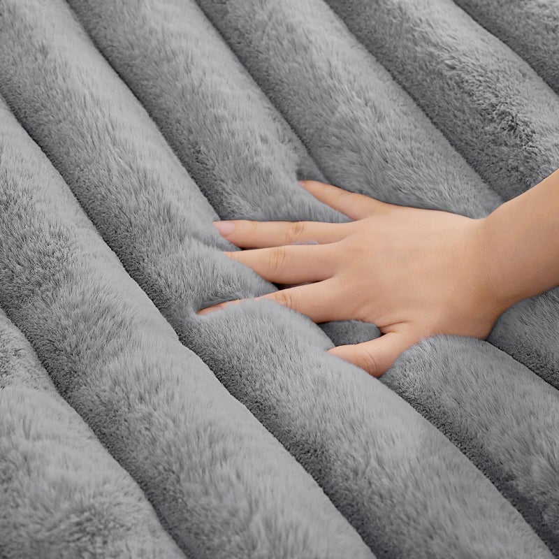 VFROO Faux Fur Throw Blanket for Couch Cozy Soft Plush Thick Striped Luxury Blanket for Sofa Living Room Bedroom 50 * 60 Inches  Grey - Image 3