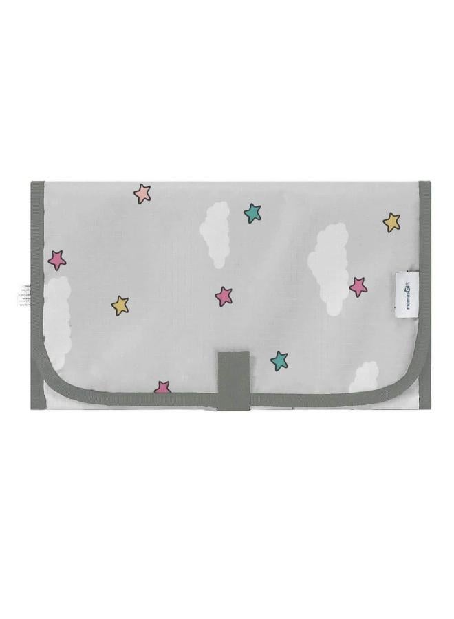 ماماز جيفت تتميز سجادة تغيير الحفاضات للسفر بتصميمها البسيط والجذاب، حيث يمكن ضغط سجادة تغيير الحفاضات المقاومة للماء هذه في أي حقيبة حتى تتمكن من أخذها في كل مرة أثناء التنقل. تحافظ المادة الصديقة للبشرة على - Image 1