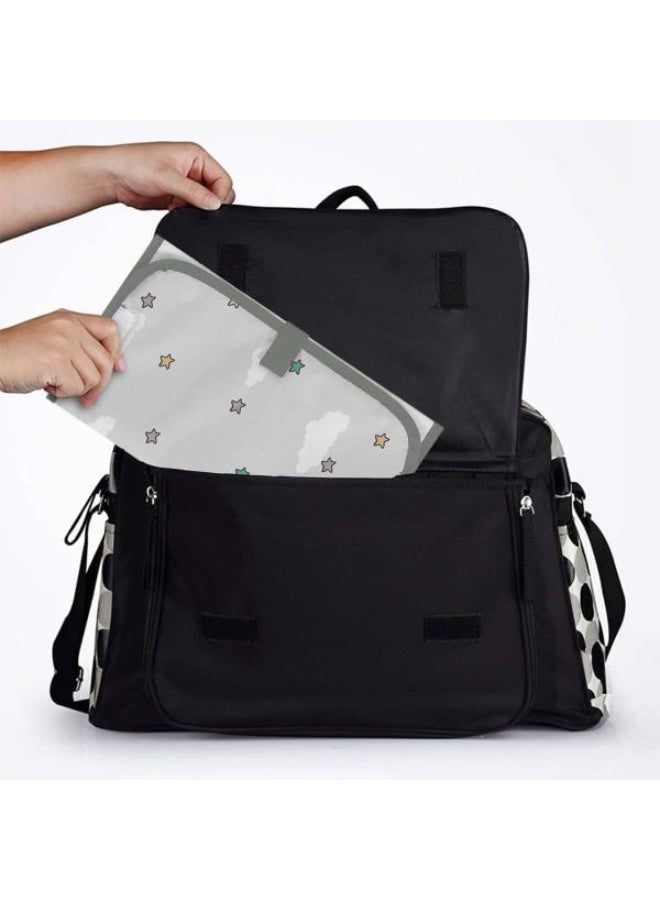 ماماز جيفت تتميز سجادة تغيير الحفاضات للسفر بتصميمها البسيط والجذاب، حيث يمكن ضغط سجادة تغيير الحفاضات المقاومة للماء هذه في أي حقيبة حتى تتمكن من أخذها في كل مرة أثناء التنقل. تحافظ المادة الصديقة للبشرة على - Image 3