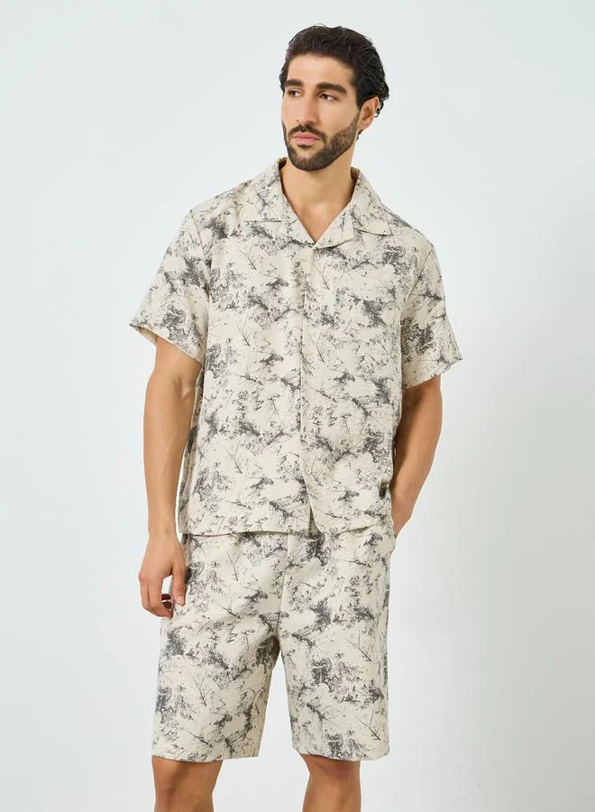 ستايلي طقم بيجاما من قميص بأزرار وشورت مطبوع للرجال
