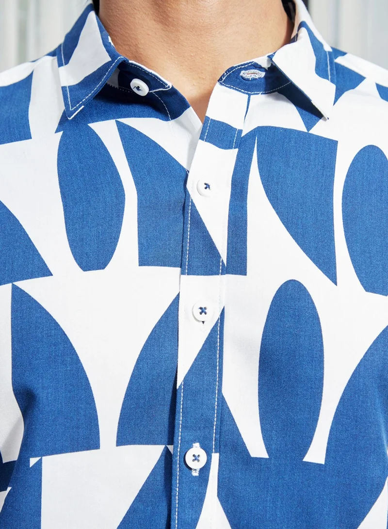 Campus Sutra Campus Sutra Men's White & Indigo Blue Geometric Block Shirt For Casual Wear | Spread Collar | Short Sleeve | Button Closure | Heavy Rayon Shirt Crafted With Comfort Fit For Everyday Wear