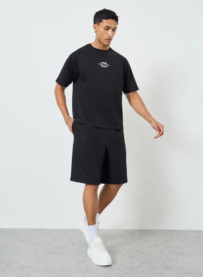 ستايلي طقم منسق من تيشيرت بقصة واسعة وشورت بقصة منخفضة