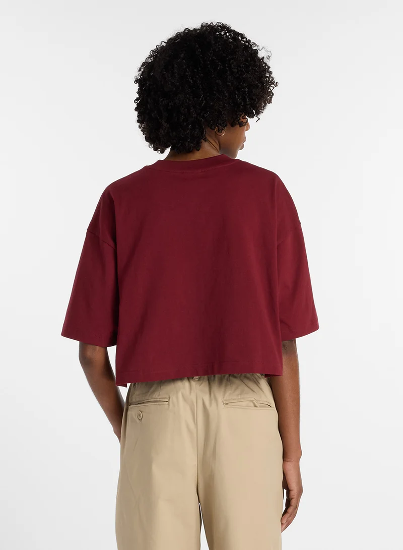 نيو بالانس Athletics Premium Chest Logo Cropped T-Shirt
