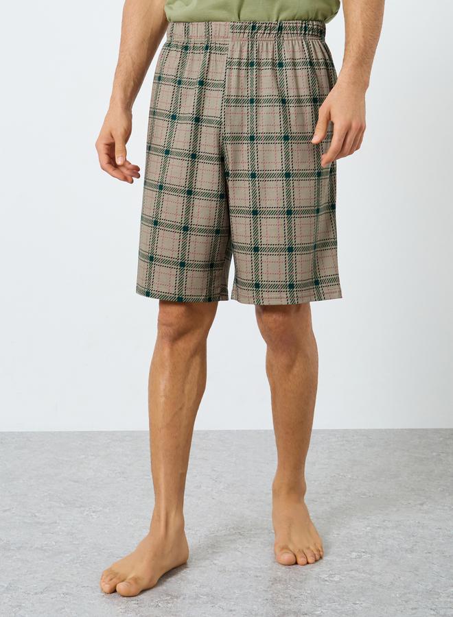 ستايلي طقم بيجاما من شورت بطبعة مربعات وتيشيرت بقصة مريحة - Image 5