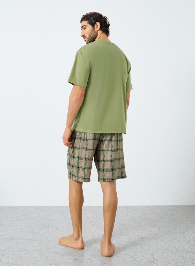 ستايلي طقم بيجاما من شورت بطبعة مربعات وتيشيرت بقصة مريحة - Image 4