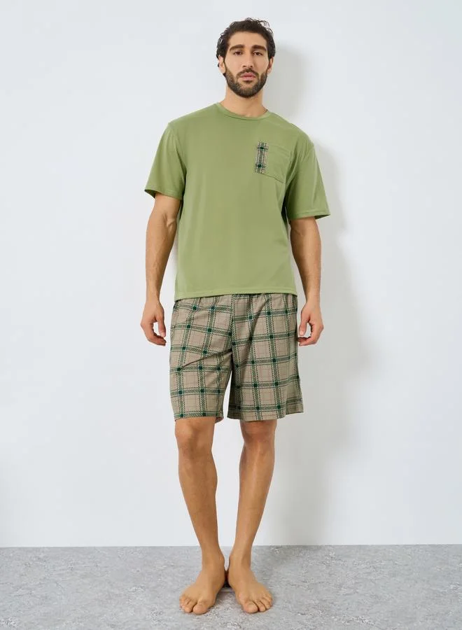 Men Relaxed Fit Pocket T-Shirt and Checked Shorts Set