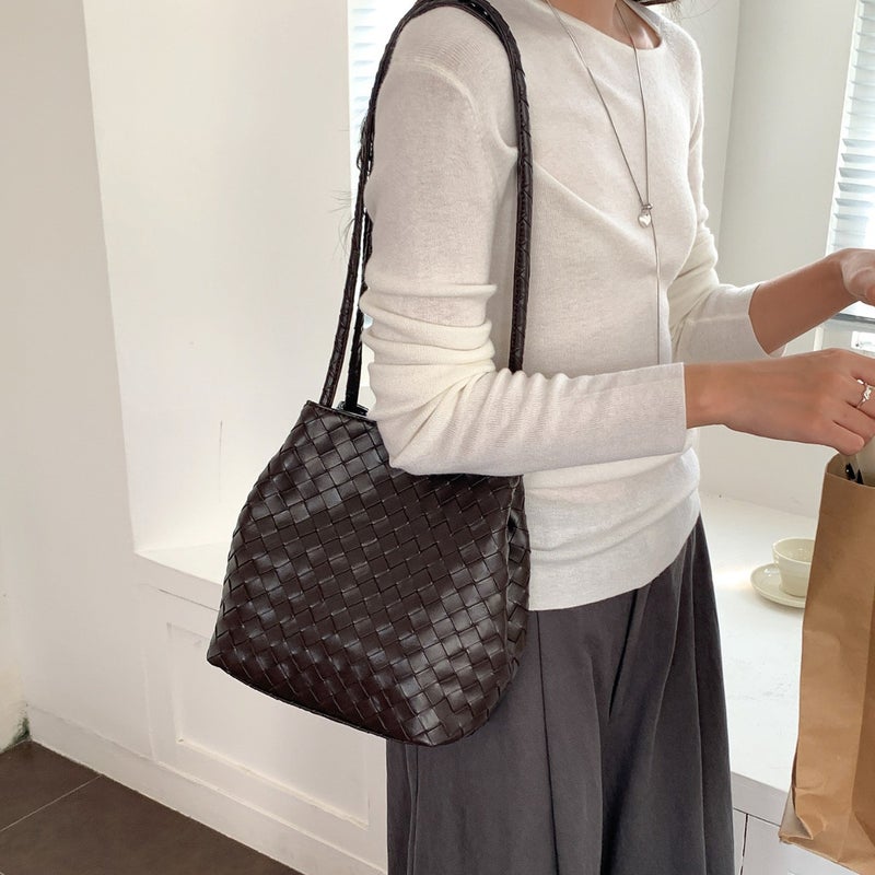 Retro Woven Bucket Bag for Women - Image 3