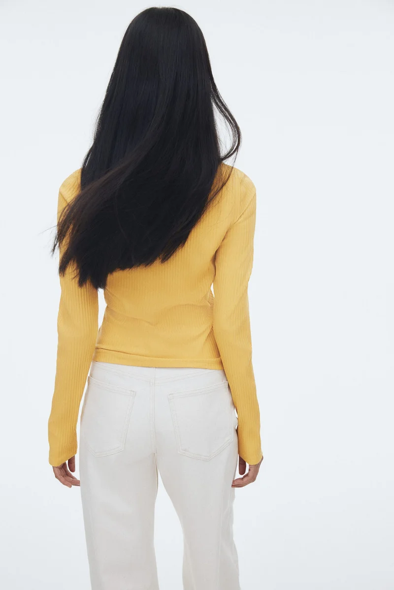 اتش اند ام بلوزة بياقة مرنة