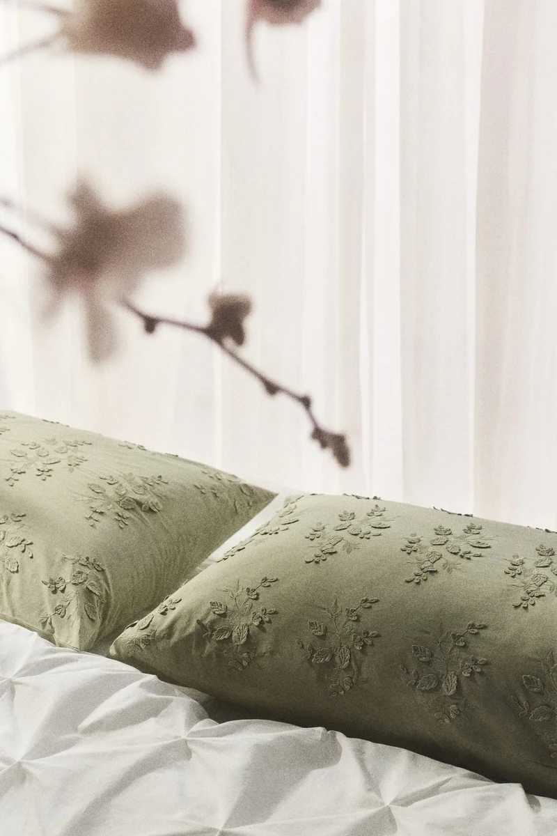 اتش اند ام غطاء وسادة قطني بتفاصيل تطريز