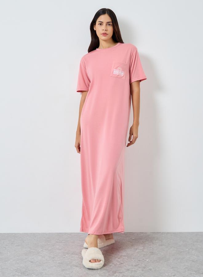 ستايلي فستان نوم تيشيرت بطبعة كتابة على الجيب - Image 1