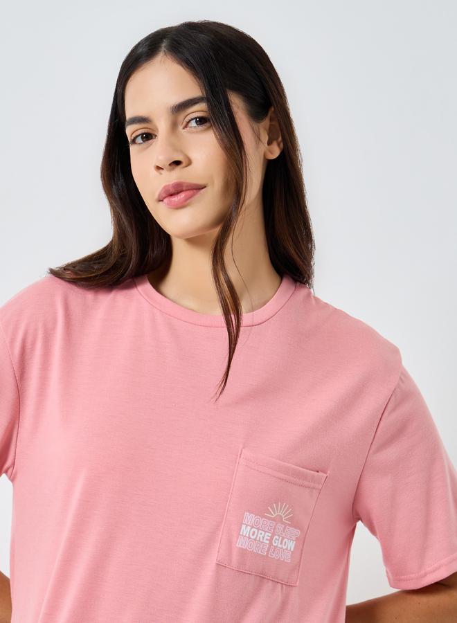 ستايلي فستان نوم تيشيرت بطبعة كتابة على الجيب - Image 3