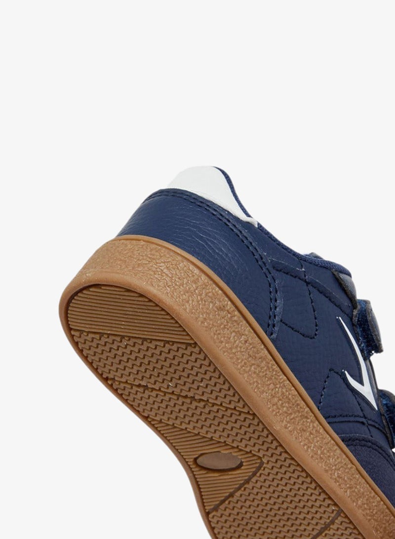 داش سنيكرز للأولاد بتفاصيل شعار وإغلاق بشريط لاصق - Image 5