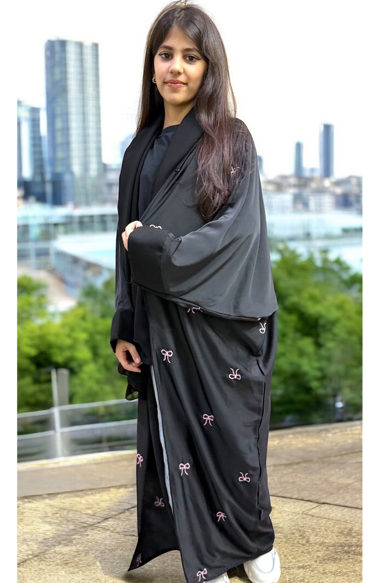 بهنس عبايات للمدرسة وعبايات سن محير | عباية سن محير وعباية السن المحير | عبايات ملونة للعمر المحير وعبيات للعمر المحير | عباية للعمر المحير وعبايات صغار | عبايات صغيرة للبنات تناسب كل ستايل | عباية للقصيرات وعباية للقصيرة | عباية للمدرسة وعبايات للمتوسط | عباية للثنوية وعباية للجامعة | عبايات كشخة فخمة انيقة ناعمة | عباية الهبة ترند بشت خليجية اسود | عبايات للبنات المراهقات وللمراهقات تناسب المدرسة المتوسط - Image 4