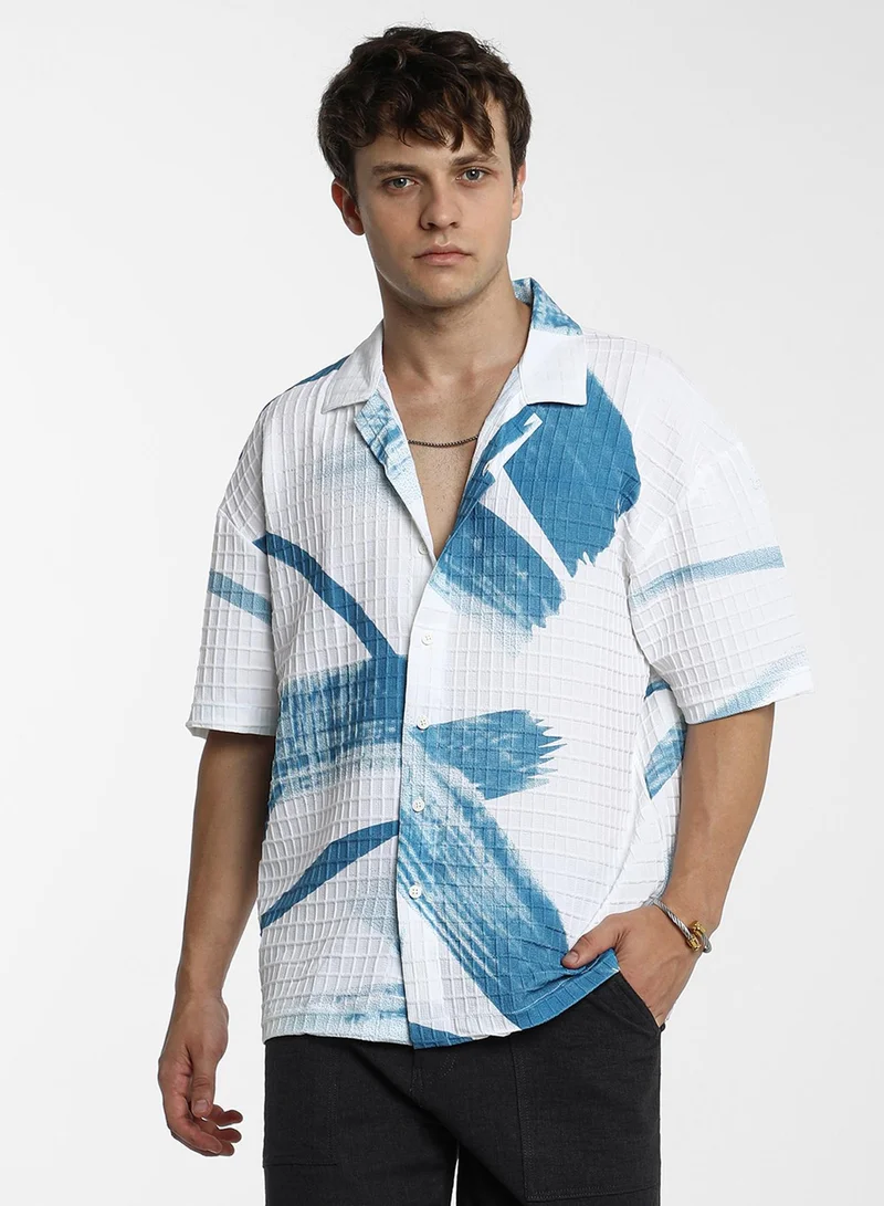 كامبوس سوترا قميص رجالي واسع بياقة كوبية وأكمام قصيرة باللون الأزرق السماوي والأبيض المخطط