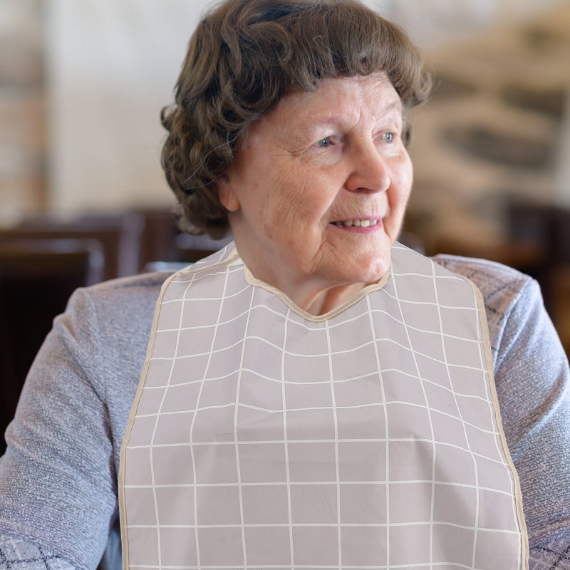 👕 مئزر تناول الطعام قابل لإعادة الاستخدام مقاوم للماء لكبار السن تصميم قابل للتعديل - Image 4