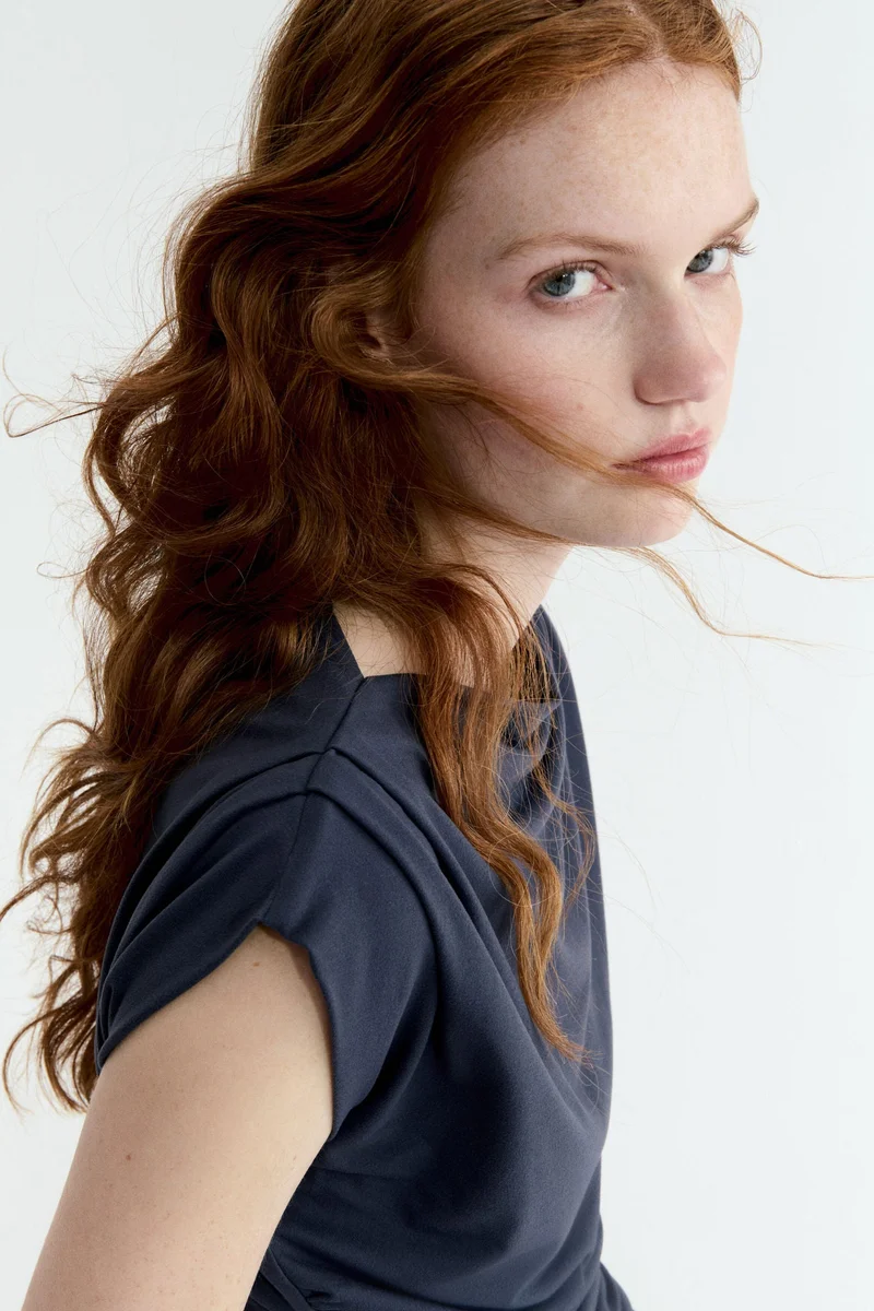 اتش اند ام بلوزة بقبة عريضة بتصميم منسدل