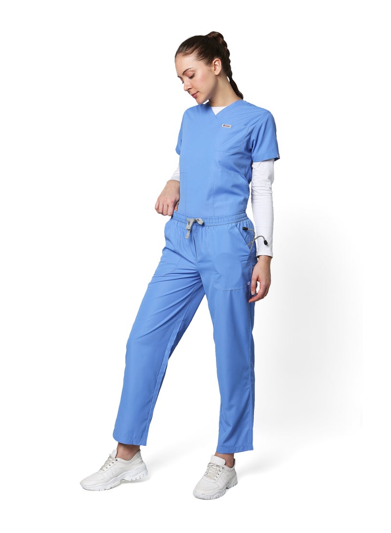KNYA زيّ طبي نسائي كلاسيكي من KNYA بخمسة جيوب | ياقة على شكل حرف V | تصميم مرن ومريح للجزء العلوي والسفلي | جيوب يسهل الوصول إليها | زيّ موحد للأطباء | أزرق سماوي (مقاس متوسط) - Image 1