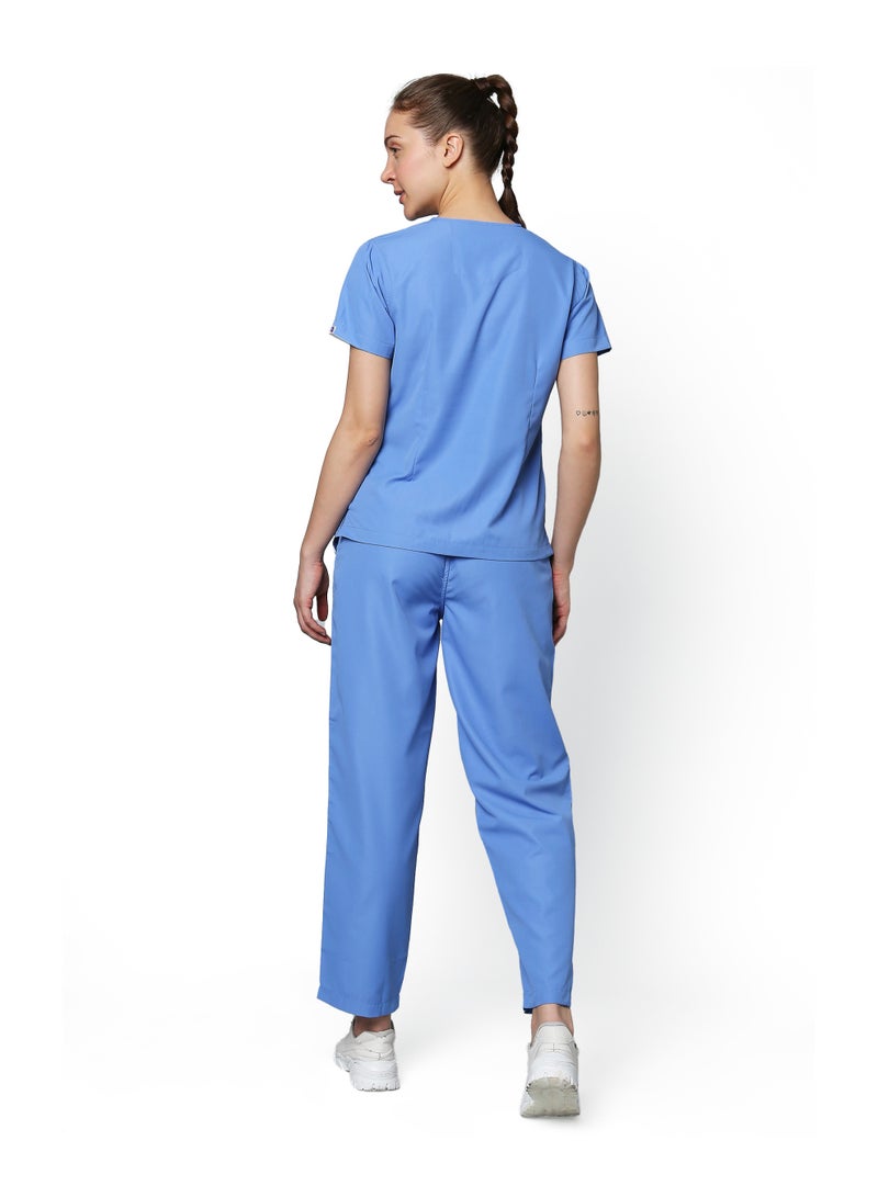 KNYA زيّ طبي نسائي كلاسيكي من KNYA بخمسة جيوب | ياقة على شكل حرف V | تصميم مرن ومريح للجزء العلوي والسفلي | جيوب يسهل الوصول إليها | زيّ موحد للأطباء | أزرق سماوي (مقاس متوسط) - Image 2