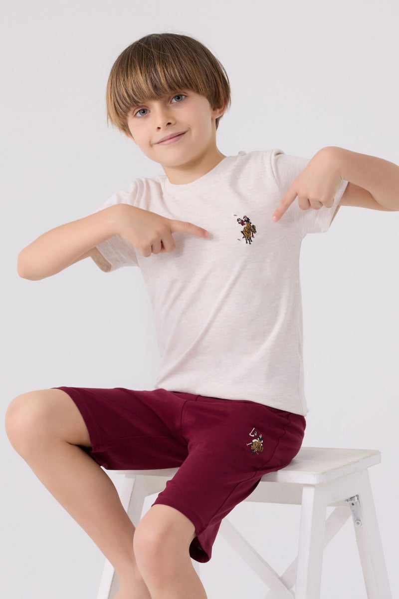 U.S. Polo Assn. طقم شورت أزرق فاتح عنابي للأولاد  - Image 2