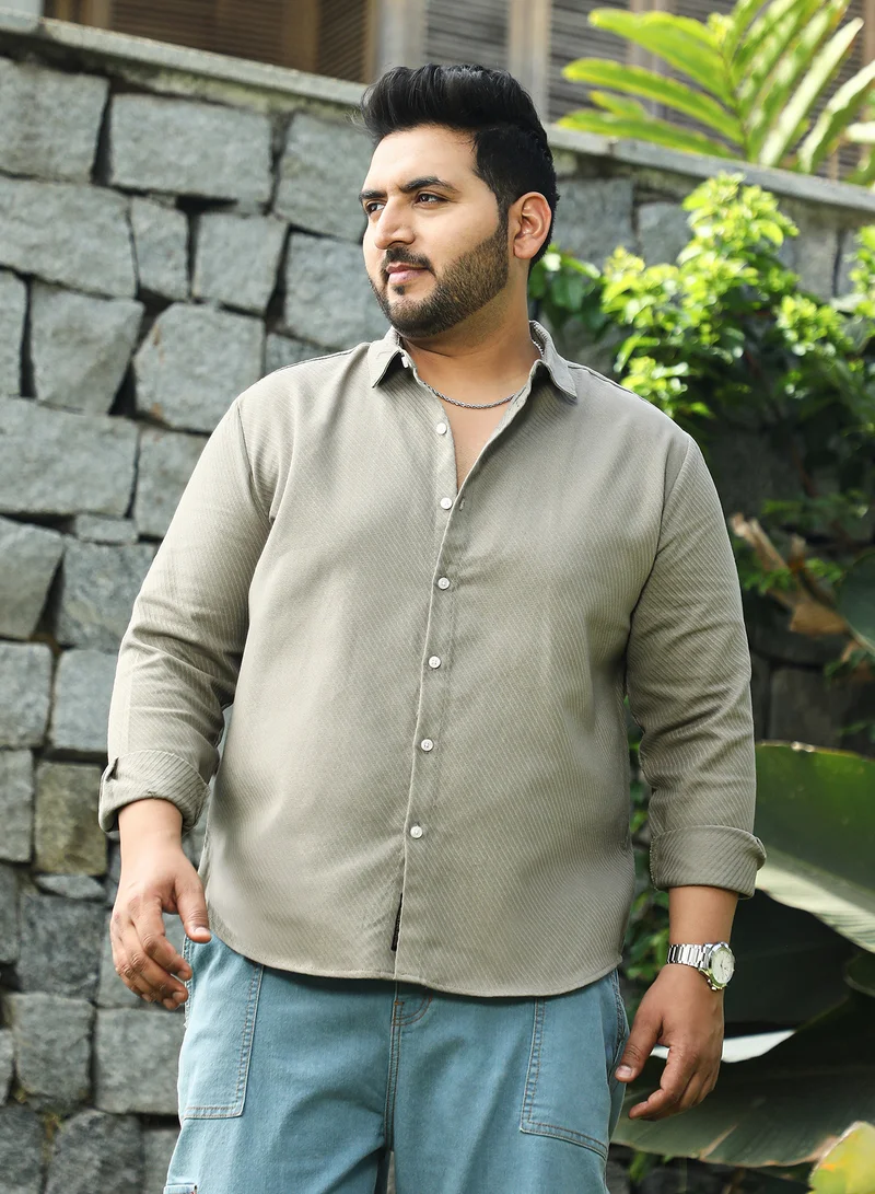انستافاب بلس قميص رجالي كاكي داكن بياقة ممتدة وأكمام طويلة بأزرار للمقاسات الكبيرة